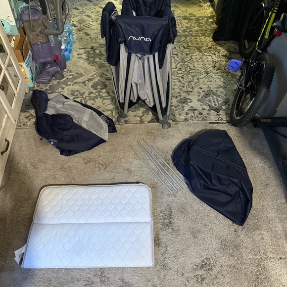 Nuna Pack and Play Travel Crib w/ Mattress & Carry Bag – Navy – Clean - Picture 8 of 9